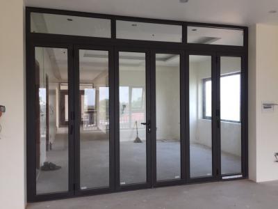 Cửa kính nên mở ra hay mở vào