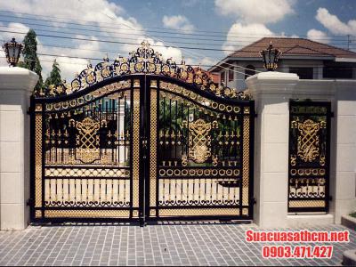 Mẫu cửa cổng sắt 3 cánh đẹp