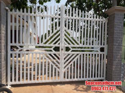 So sánh cửa sắt và cửa inox