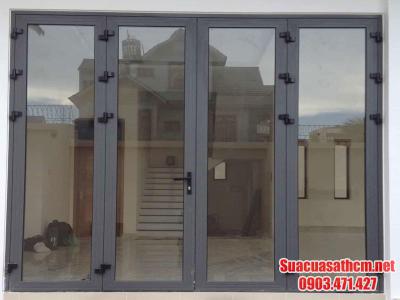 Cửa sắt 4 cánh kính cường lực
