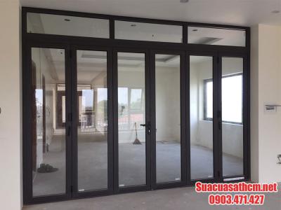 Nên làm cửa sắt hay cửa nhôm