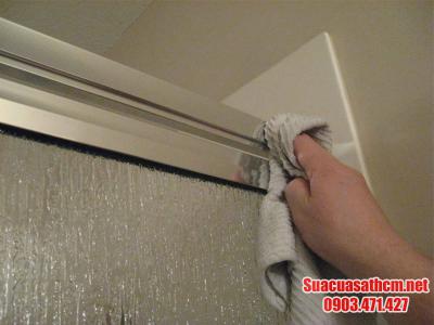 Cách tẩy sơn trên cửa sắt