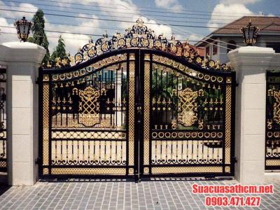 Cổng nhà nên mở ra hay mở vào?