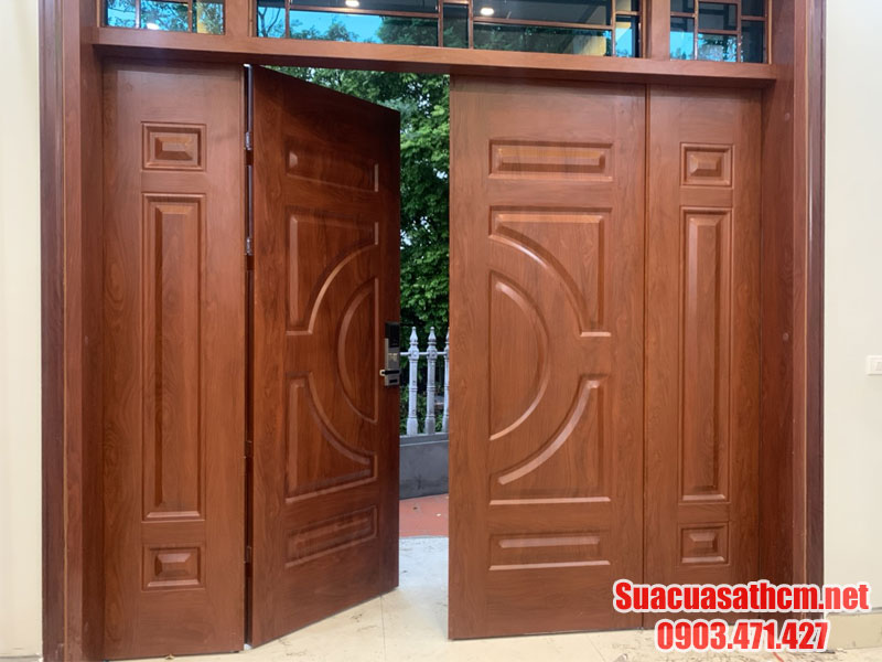 nen lam cua nhom kinh hay cua go