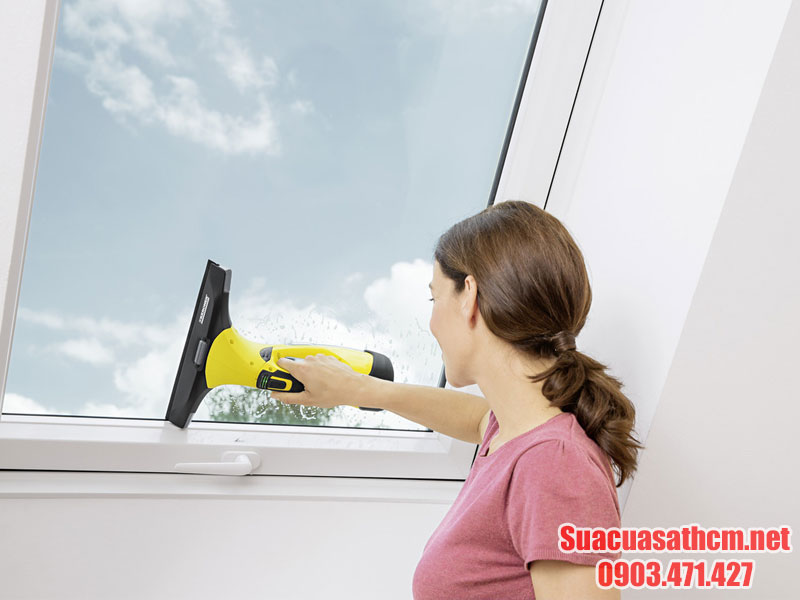 cach ve sinh khung nhom cho cua kinh bi xe